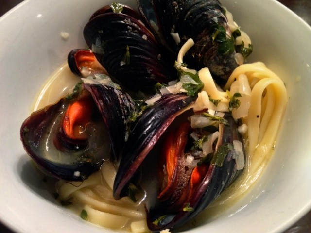 Pacific mussels white wine broth